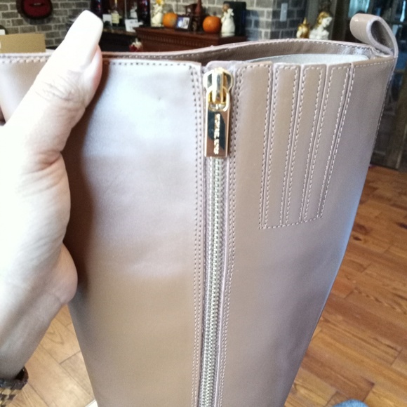 New in box BooTs MK - Picture 2 of 5